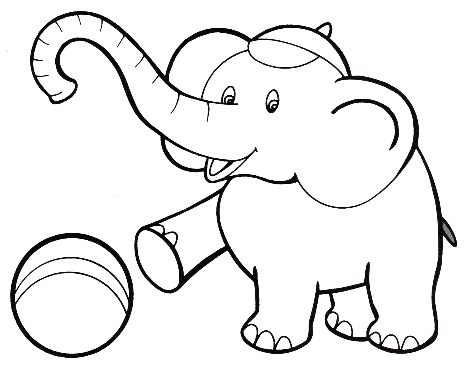 Раскраска Слон играет в мяч