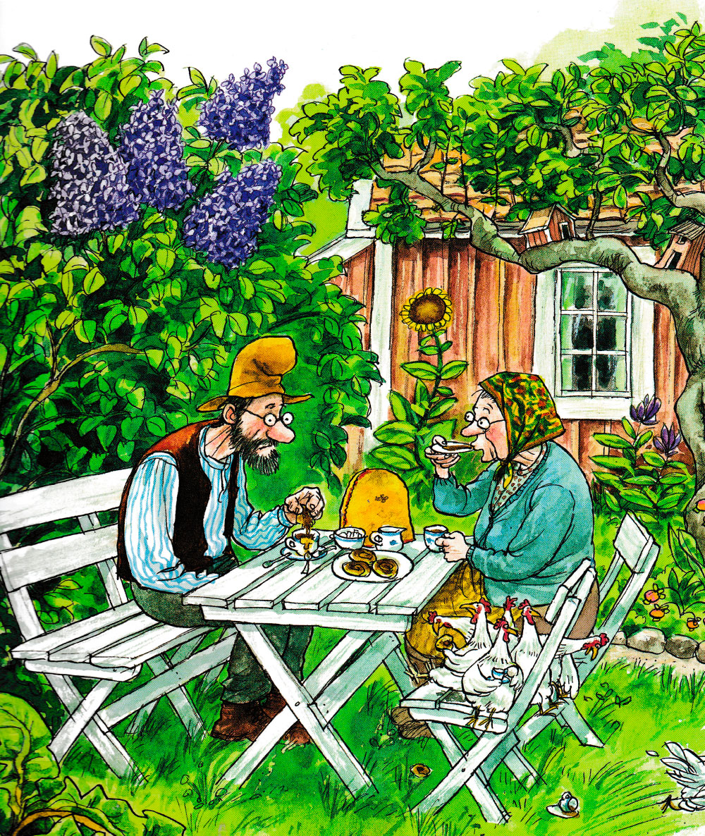 Дедушка и бабушка пьют чай в саду