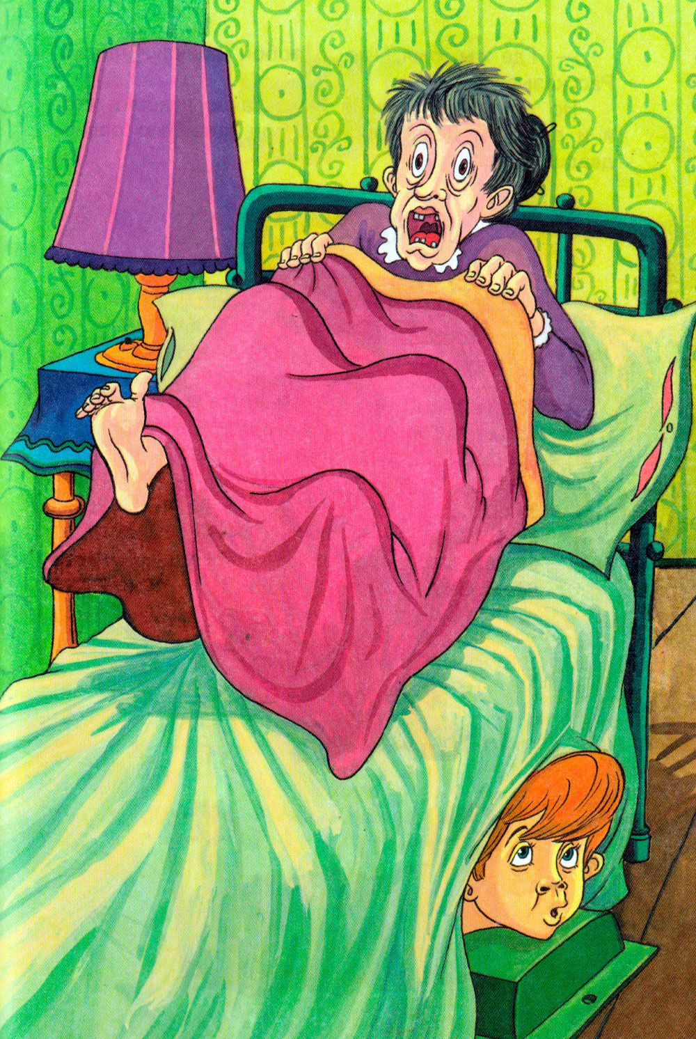 Бабушка на кровати испугалась