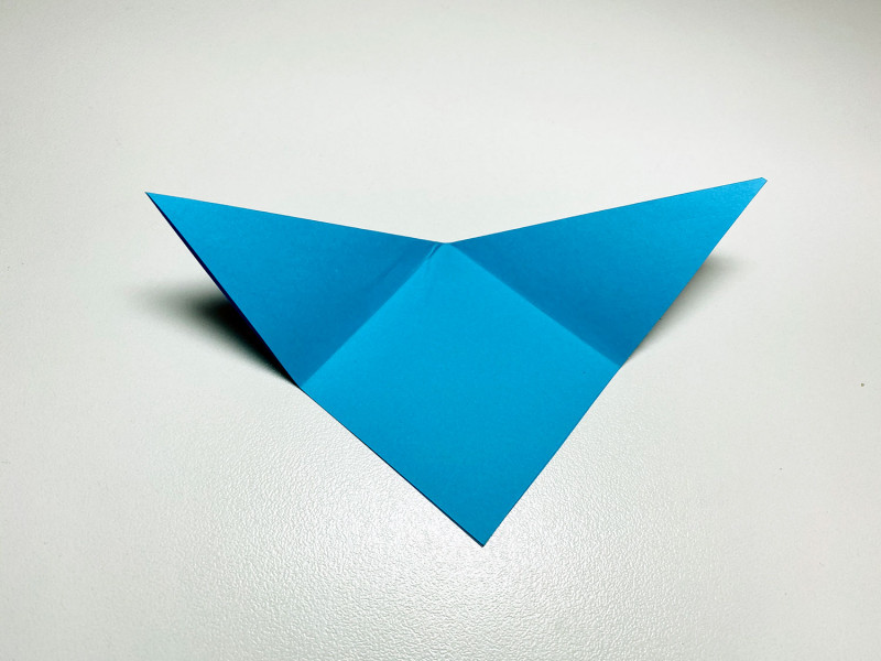Закладка из бумаги для детей оригами - шаг 6