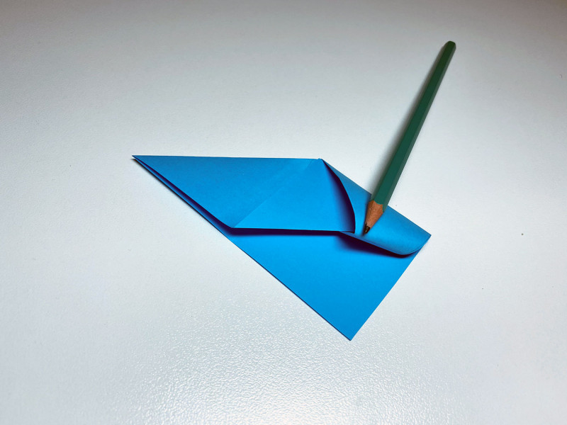 Закладка из бумаги для детей оригами - шаг 8