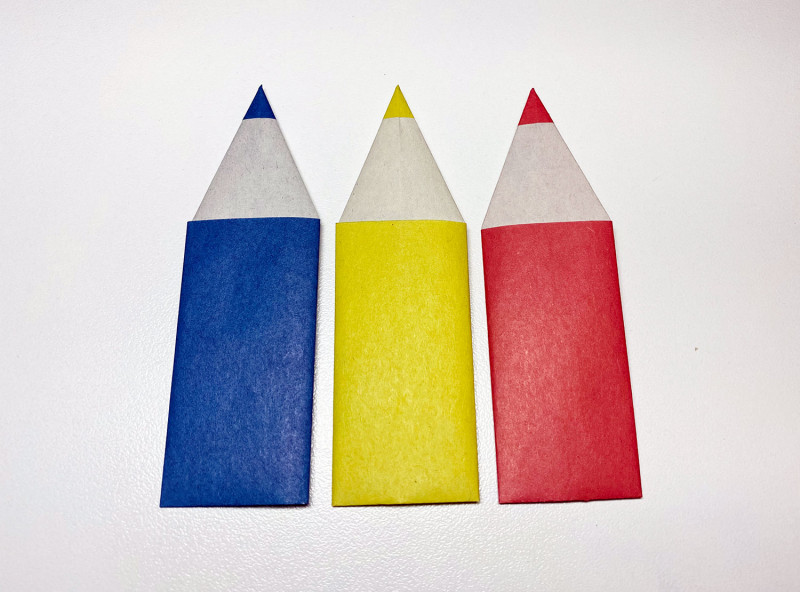 Закладка-карандаш из бумаги разных цветов