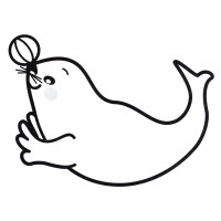 Морской котик играет с мячом
