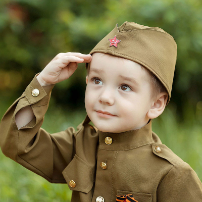 Мальчишка - будущий солдат